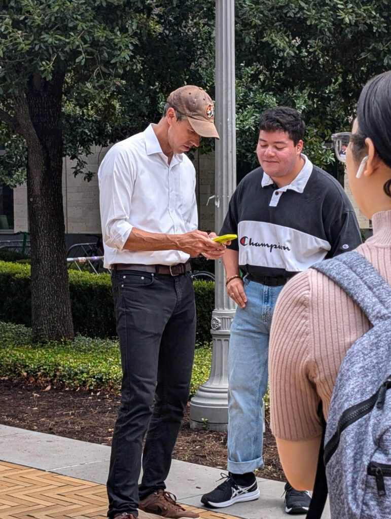 Beto and volunteer